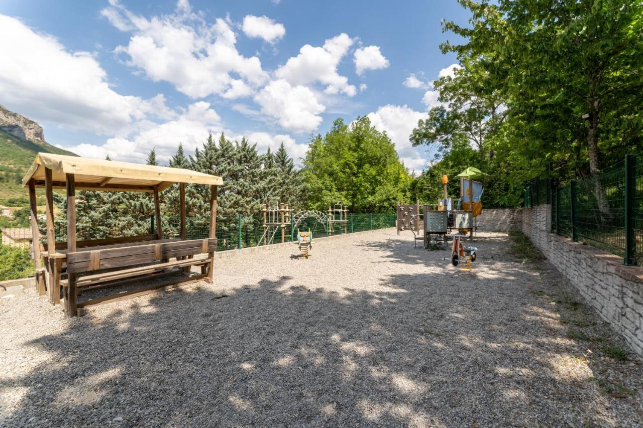 Отель Camping Les Princes D'Orange Orpierre Экстерьер фото